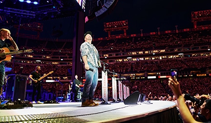 Garth Brooks Returns to Nashville July 31 in First-Ever Show at Nissan  Stadium