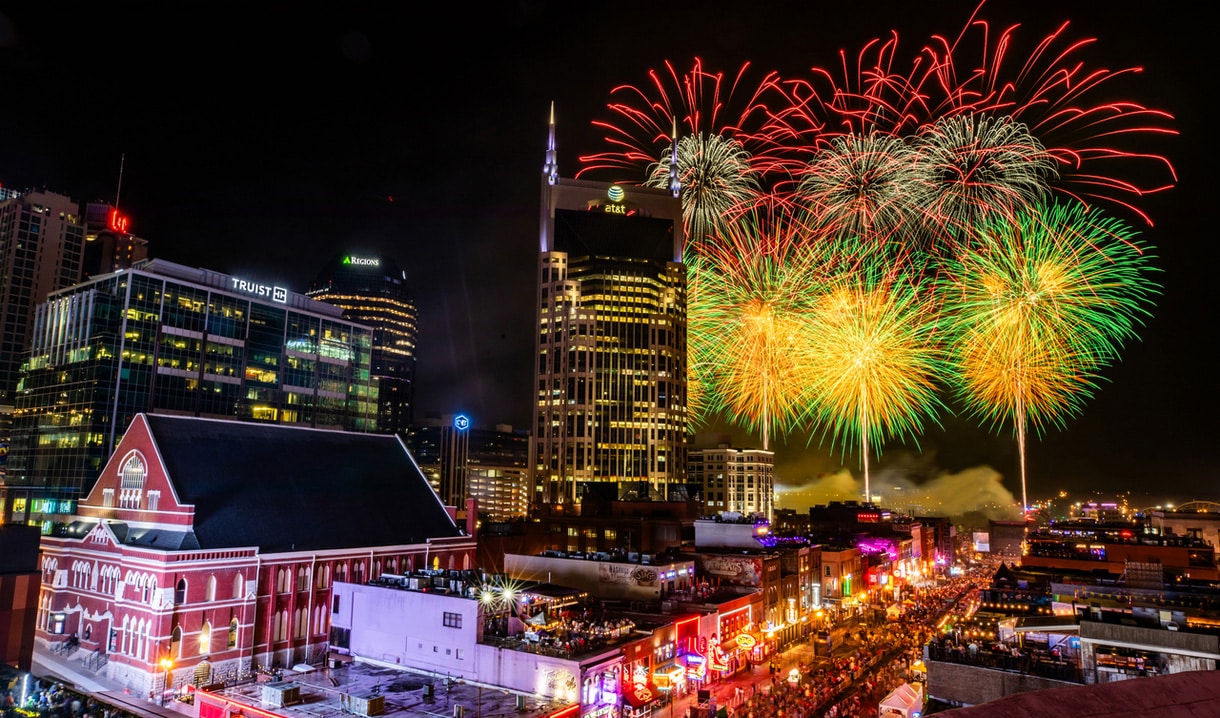 Brad Paisley Wows 250,000 At Nashville Fireworks