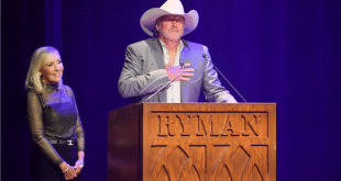 Alan Jackson Recieves Kristofferson Lifetime Achievement Award