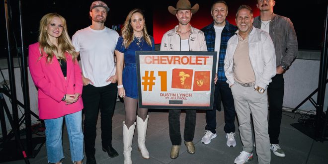 Dustin Lynch Celebrates 10 Number Ones